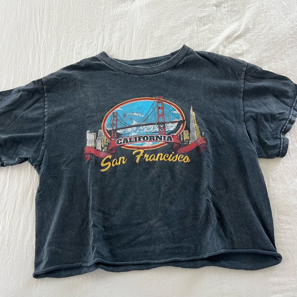 Black distressed cropped San Francisco tee #croptop #boho